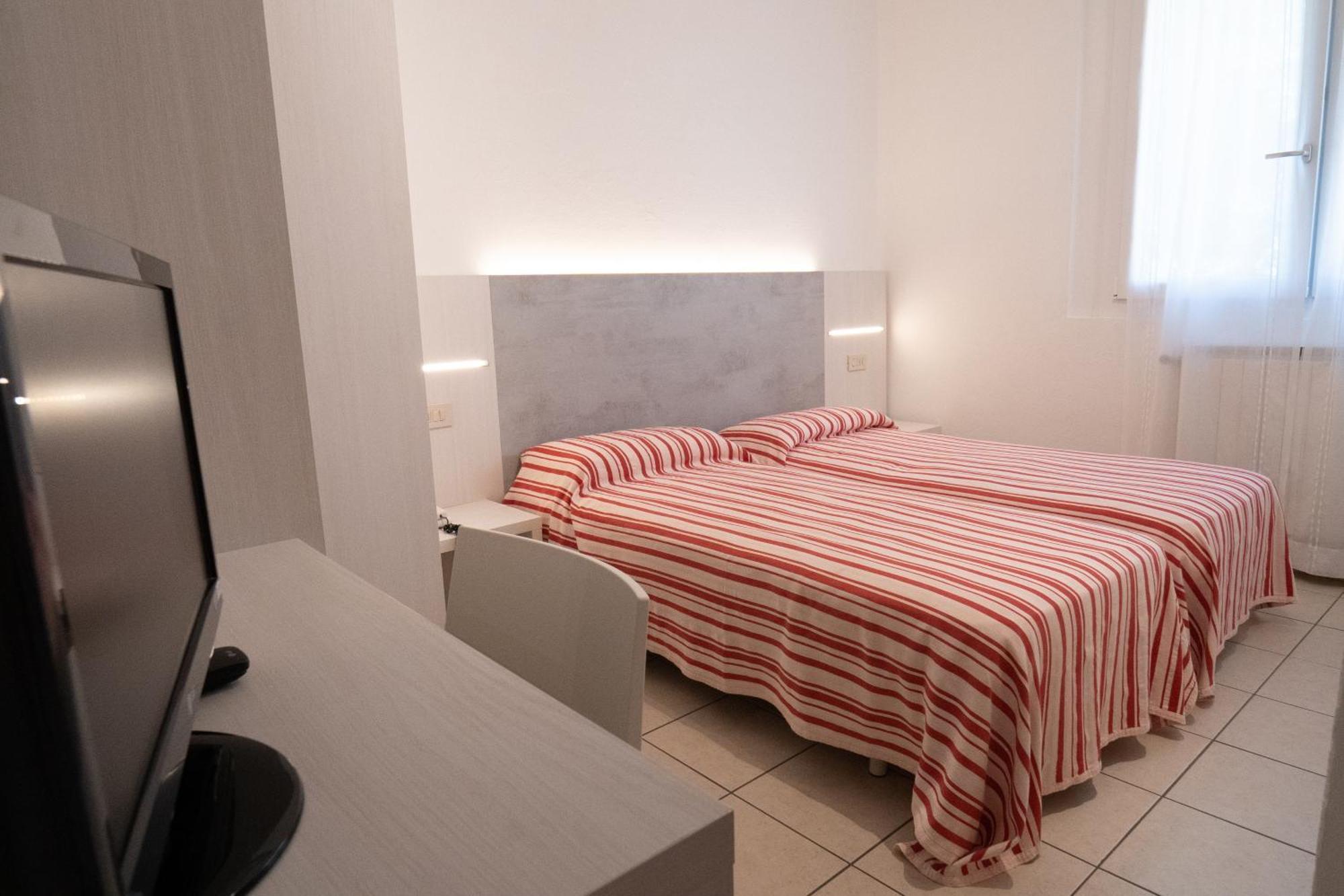 Hotel Dafne Punta Marina Esterno foto